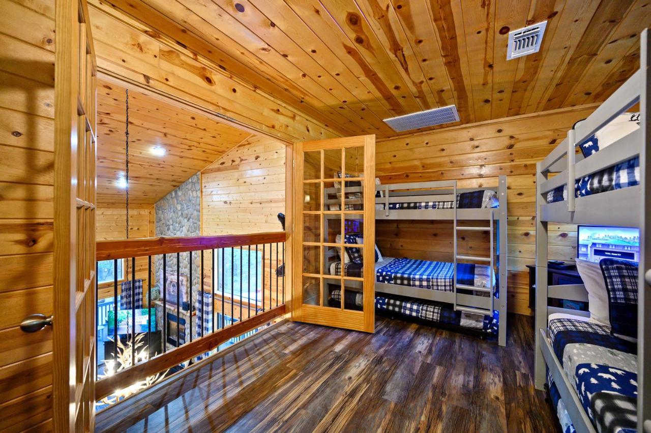 Hickory Bear - Cabin Surrounded By Pines, Sleeps 10, Hot Tub, Fire Pit, Arcade, Foosball Table & Deck Slide Broken Bow Exterior foto